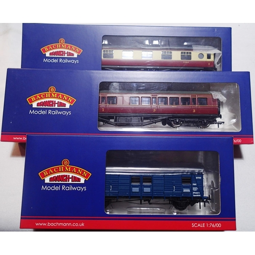 2082 - Three OO scale Bachmann coaches/van to include a 39528 CCT BR Blue box with PMV van, 34252D 57ft cor... 