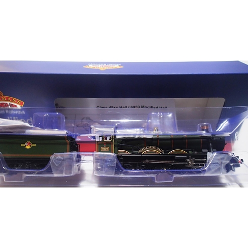 2091 - OO scale Bachmann 31-786 modified hall class, 6998 Burton Agnes Hall, green Late Crest in near mint ... 