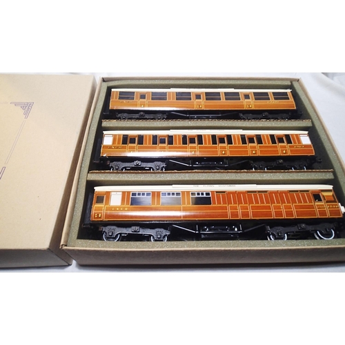 2099 - O gauge Ace Trains LNER C/4 Set B of three L.N.E.R teak coaches to include 63291 3rd class, 6461 1st... 