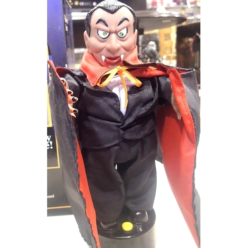 2231 - Halloween Factory standing vampire figure in good condition, box is poor, H: 26 cm. P&P Group 2 (£18... 