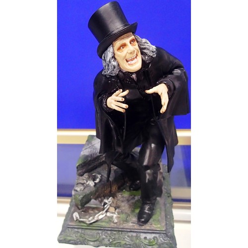 2227 - London After Midnight resin figure, in good condition, H: 30 cm. P&P Group 3 (£25+VAT for the first ... 