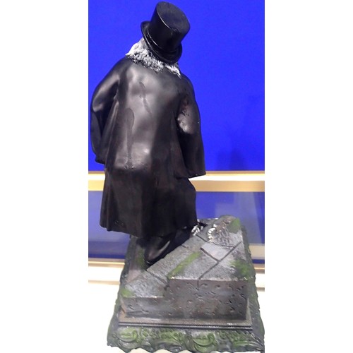 2227 - London After Midnight resin figure, in good condition, H: 30 cm. P&P Group 3 (£25+VAT for the first ... 