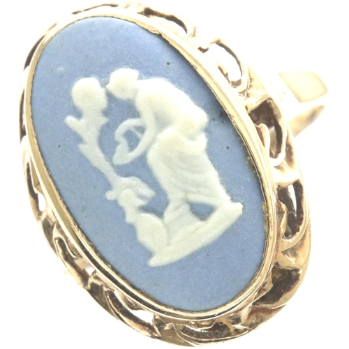 11 - 9ct gold ring with Wedgwood Jasperware insert, size O, 2.6g. P&P Group 1 (£14+VAT for the first lot ... 