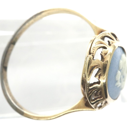 11 - 9ct gold ring with Wedgwood Jasperware insert, size O, 2.6g. P&P Group 1 (£14+VAT for the first lot ... 