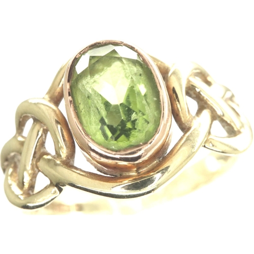 26 - Clogau 9ct gold ring set with central peridot, 2.3g, size K. P&P Group 1 (£14+VAT for the first lot ... 