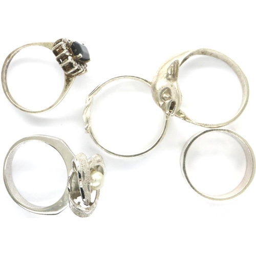 29 - Five 925 silver rings including stone set exmaples, sizes J-O. P&P Group 1 (£14+VAT for the first lo... 