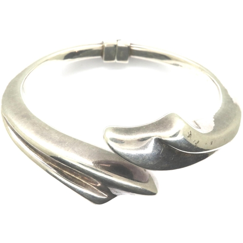 65 - 925 silver designer bangle, stamped A.C.E, D: 80 mm. P&P Group 1 (£14+VAT for the first lot and £1+V... 