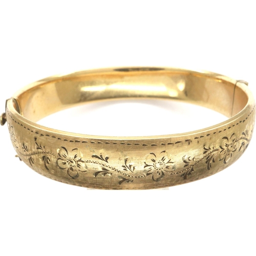 72 - 1/5th 9ct gold bangle with engraved floral decoration, 22.8g, D: 68 mm with safety chain. P&P Group ... 