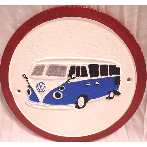 1026 - Cast iron VW camper plaque, D: 25 cm. P&P Group 1 (£14+VAT for the first lot and £1+VAT for subseque... 