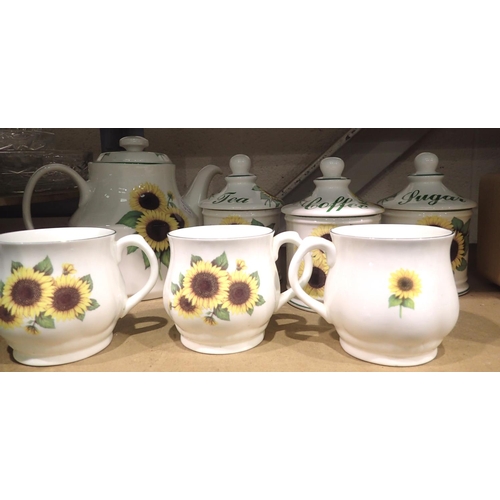 1032 - Seven pieces of Woodlea ceramics in the Sunflower pattern. Not available for in-house P&P