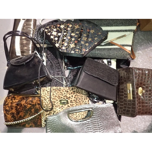 1066 - Quantity of assorted ladies handbags and clutches. P&P Group 3 (£25+VAT for the first lot and £5+VAT... 