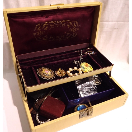 1089 - Two tier jewellery box with mixed costume jewellery contents. P&P Group 1 (£14+VAT for the first lot... 