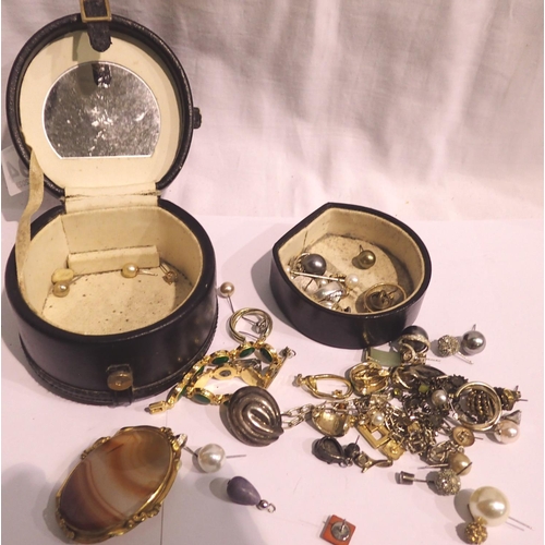 1094 - Mixed costume jewellery within a small jewellery box. P&P Group 1 (£14+VAT for the first lot and £1+... 