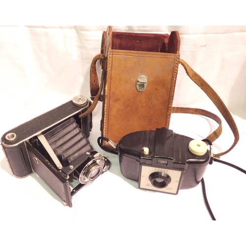 1096 - Kodak Junior 620 camera, cased, and a Kodak Brownie 127. P&P Group 2 (£18+VAT for the first lot and ... 