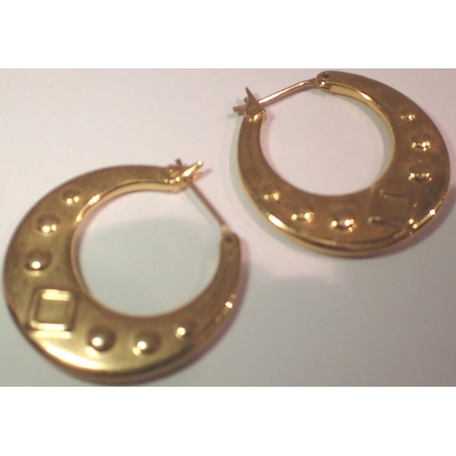 1102 - Pair of yellow metal earrings, D: 20 mm. P&P Group 1 (£14+VAT for the first lot and £1+VAT for subse... 