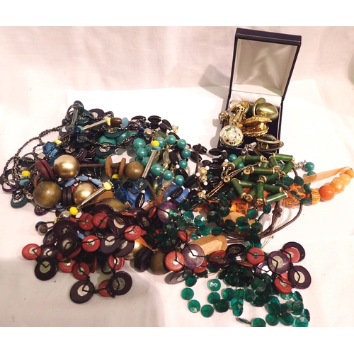 1125 - Collection of mixed costume jewellery, mainly bead necklaces. P&P Group 1 (£14+VAT for the first lot... 