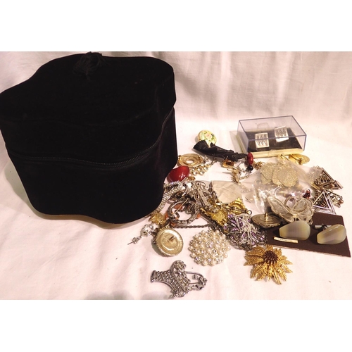 1131 - Quantity of mixed costume jewellery, mainly brooches. P&P Group 1 (£14+VAT for the first lot and £1+... 