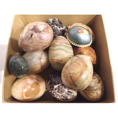 1133 - Twelve polished onyx and other hardstone eggs. P&P Group 2 (£18+VAT for the first lot and £3+VAT for... 