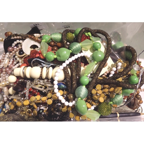 1144 - Mixed costume jewellery, mainly bead necklaces. P&P Group 1 (£14+VAT for the first lot and £1+VAT fo... 