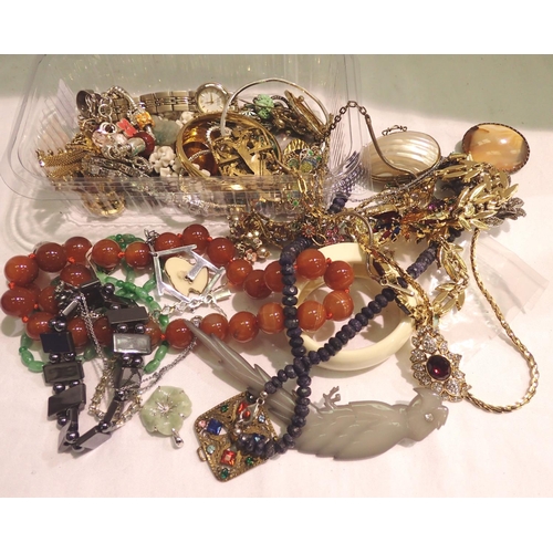 1150 - Collection of mixed costume jewellery to include beads and brooches. P&P Group 1 (£14+VAT for the fi... 