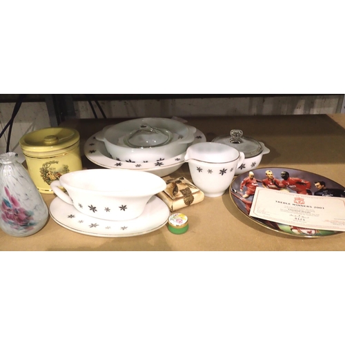 1167 - Mixed glass collectables including Pyrex Snowflake dishes. Not available for in-house P&P