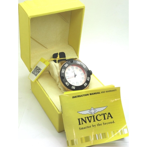 102 - Invicta: gents wristwatch on a rubber strap, boxed, working at lotting. P&P Group 1 (£14+VAT for the... 