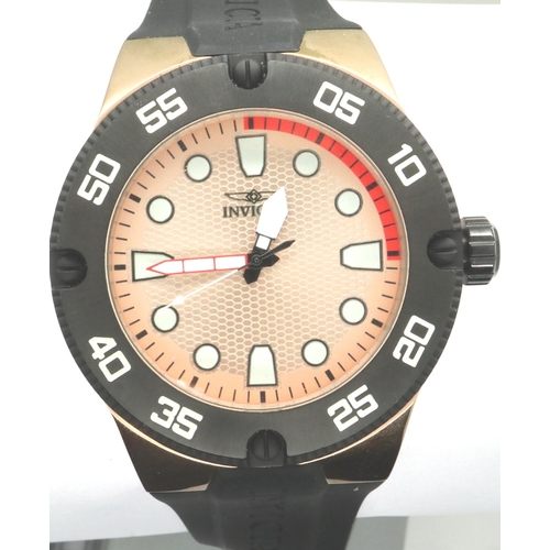 102 - Invicta: gents wristwatch on a rubber strap, boxed, working at lotting. P&P Group 1 (£14+VAT for the... 