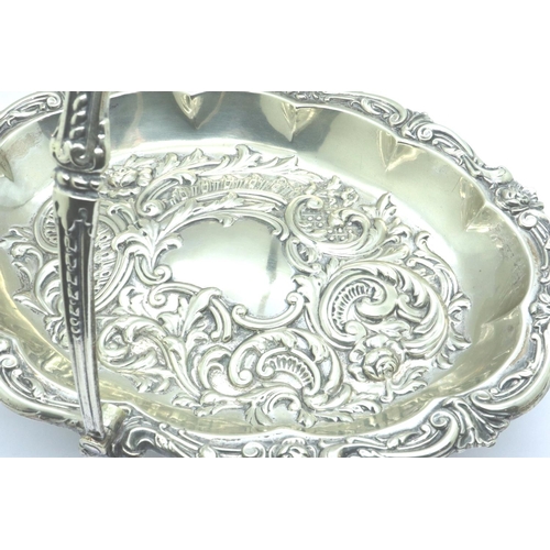 139 - JB&S silver plated cake basket on four feet with ornate scroll decoration, 28 x 25 cm. P&P Group 1 (... 