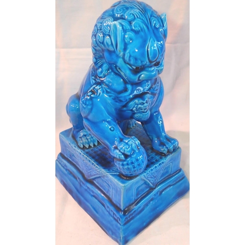 1248 - Blue ground ceramic Fo Dog, H: 22 cm. P&P Group 2 (£18+VAT for the first lot and £3+VAT for subseque... 