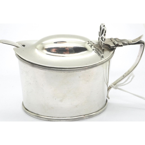 152 - Edwardian hallmarked silver mustard pot and spoon, with blue glass liner, Birmingham assay, H: 65 mm... 