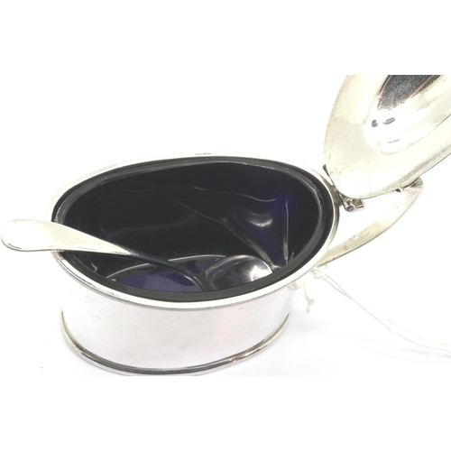 152 - Edwardian hallmarked silver mustard pot and spoon, with blue glass liner, Birmingham assay, H: 65 mm... 