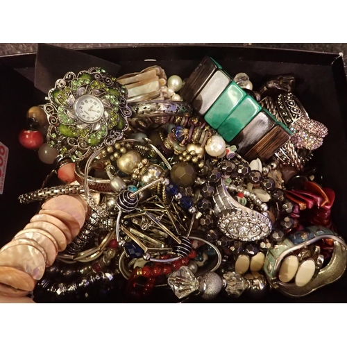 1105 - Quantity of mixed costume jewellery, mainly stone set examples and bangles. P&P Group 1 (£14+VAT for... 