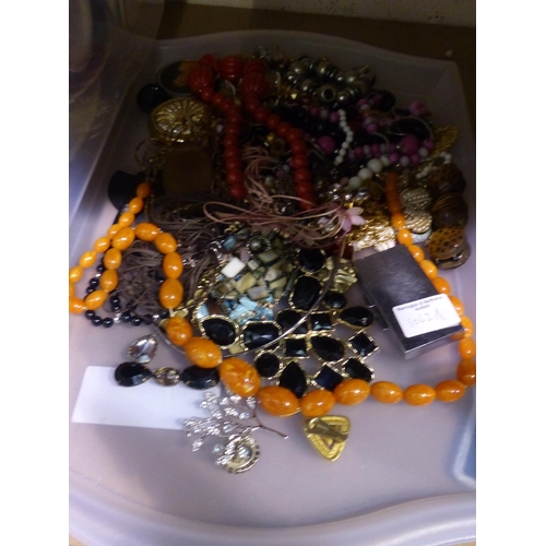 1062A - Tray of mixed costume jewellery, mainly beads and brooches. P&P Group 1 (£14+VAT for the first lot a... 