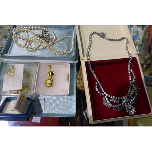 1081A - Quantity of mixed costume jewellery to include faux pearls. P&P Group 1 (£14+VAT for the first lot a... 