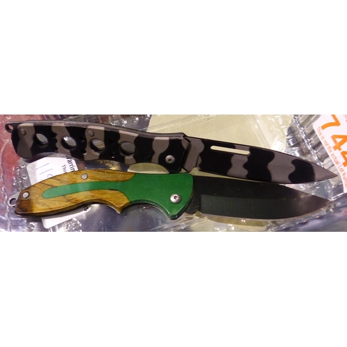 1152A - Two folding knives, longest blade L: 80 mm. P&P Group 2 (£18+VAT for the first lot and £3+VAT for su... 