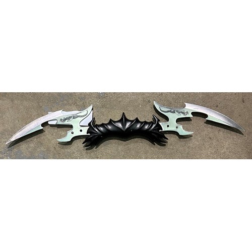 1145B - Twin bladed Batman type fantasy knife, approximate overall L: 30 cm. P&P Group 2 (£18+VAT for the fi... 