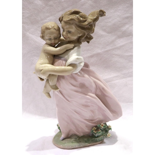 Boxed Lladro 2000 event figurine, Playing Mom 6681, H: 23 cm, no