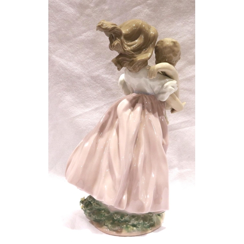 Boxed Lladro 2000 event figurine, Playing Mom 6681, H: 23 cm, no