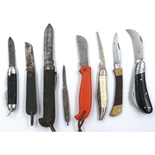 2028 - Eight mixed folding knives, including a 1937 dated example. P&P Group 2 (£18+VAT for the first lot a... 