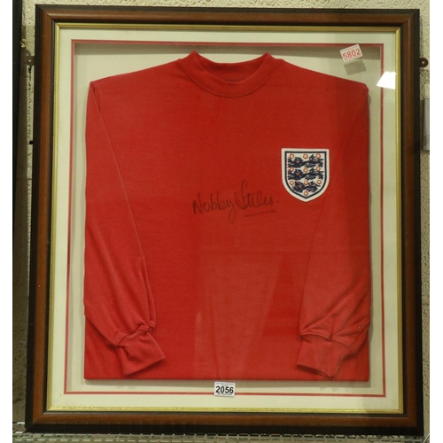 2056 - Nobby Styles signed England shirt. Excluding frame: P&P Group 1 (£14+VAT for the first lot and £1+VA... 