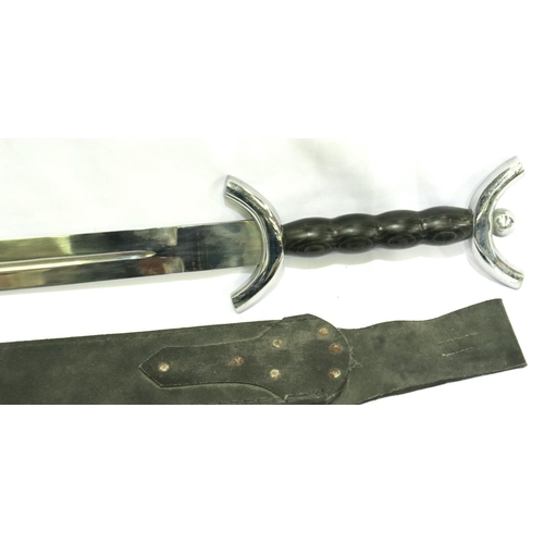 2123 - Quality replica Celtic short sword, L: 81 cm, with leather scabbard. P&P Group 3 (£25+VAT for the fi... 