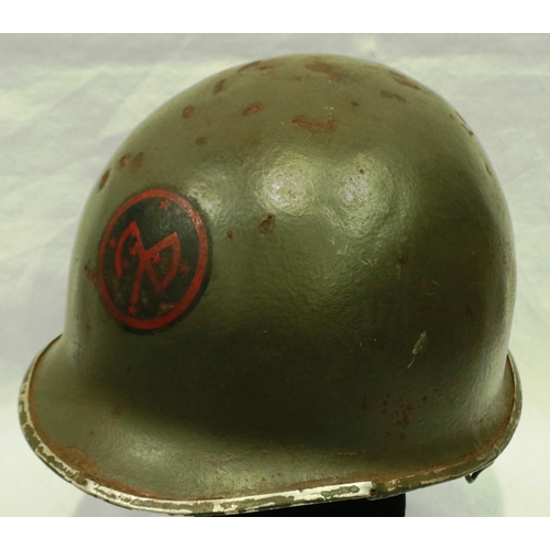 2184 - WWII US 27th Infantry Division Swivel Bale M1 helmet. P&P Group 2 (£18+VAT for the first lot and £3+... 