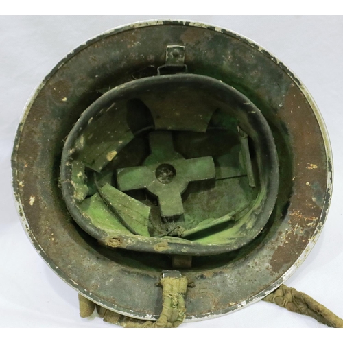 2190 - British WWII Brodie helmet with liner and canvas chin strap. P&P Group 2 (£18+VAT for the first lot ... 