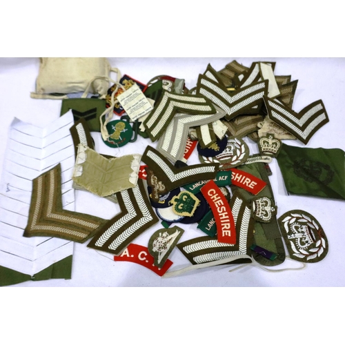 2201 - Quantity of mixed fabric insignia, patches and badges. P&P Group 1 (£14+VAT for the first lot and £1... 