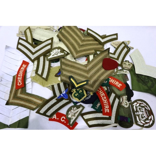 2201 - Quantity of mixed fabric insignia, patches and badges. P&P Group 1 (£14+VAT for the first lot and £1... 