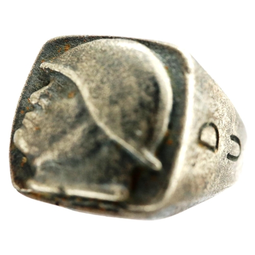 2205 - WWII Italian Fascist silver Mussolini heads ring, mis-shapen. P&P Group 1 (£14+VAT for the first lot... 