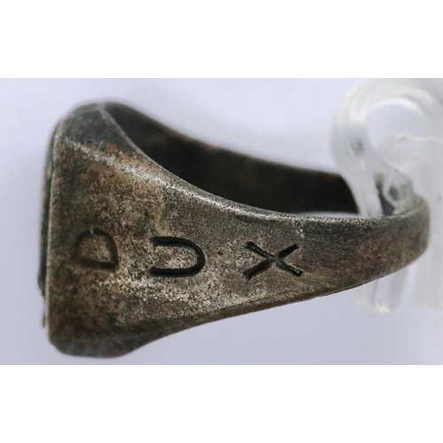 2205 - WWII Italian Fascist silver Mussolini heads ring, mis-shapen. P&P Group 1 (£14+VAT for the first lot... 