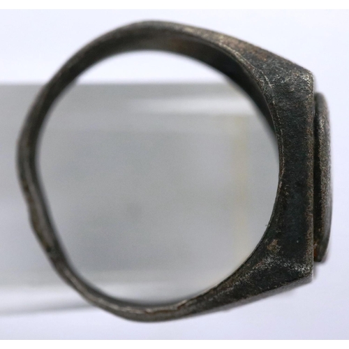 2205 - WWII Italian Fascist silver Mussolini heads ring, mis-shapen. P&P Group 1 (£14+VAT for the first lot... 