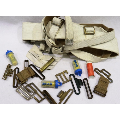 2206 - Mixed military canvas belts and buckles etc. P&P Group 1 (£14+VAT for the first lot and £1+VAT for s... 