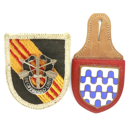 2297 - Two American Special Forces enamelled buttonholes. P&P Group 1 (£14+VAT for the first lot and £1+VAT... 